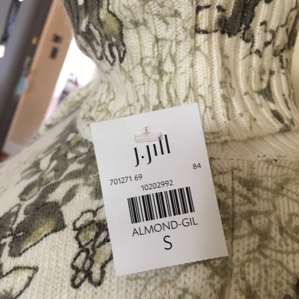 Sweater - Picture 6 of 6